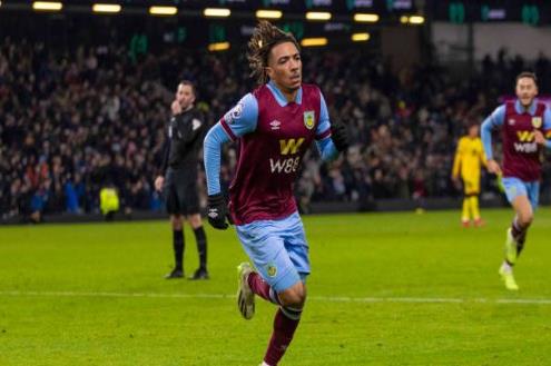 موهبة إيطالية بـ 4 وجوه.. لوكا كوليوشو جوهرة جلبها كومباني لصفوف بيرنلي